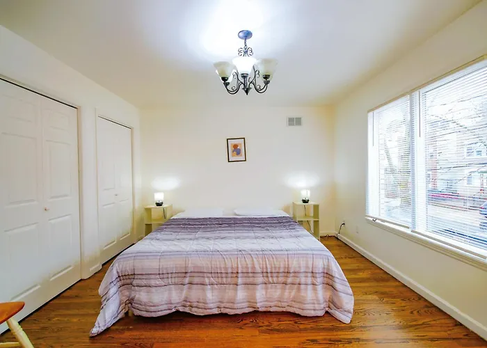 Cozy 3 - Bed Apartment, Minutes From Nyc!