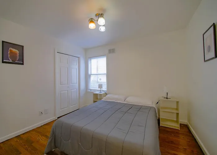 Cozy 3 - Bed Apartment, Minutes From Nyc!