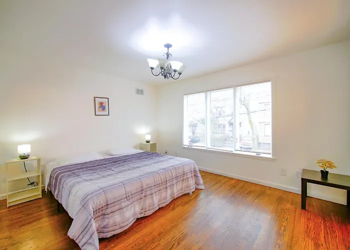 Cozy 3 - Bed Apartment, Minutes From Nyc!
