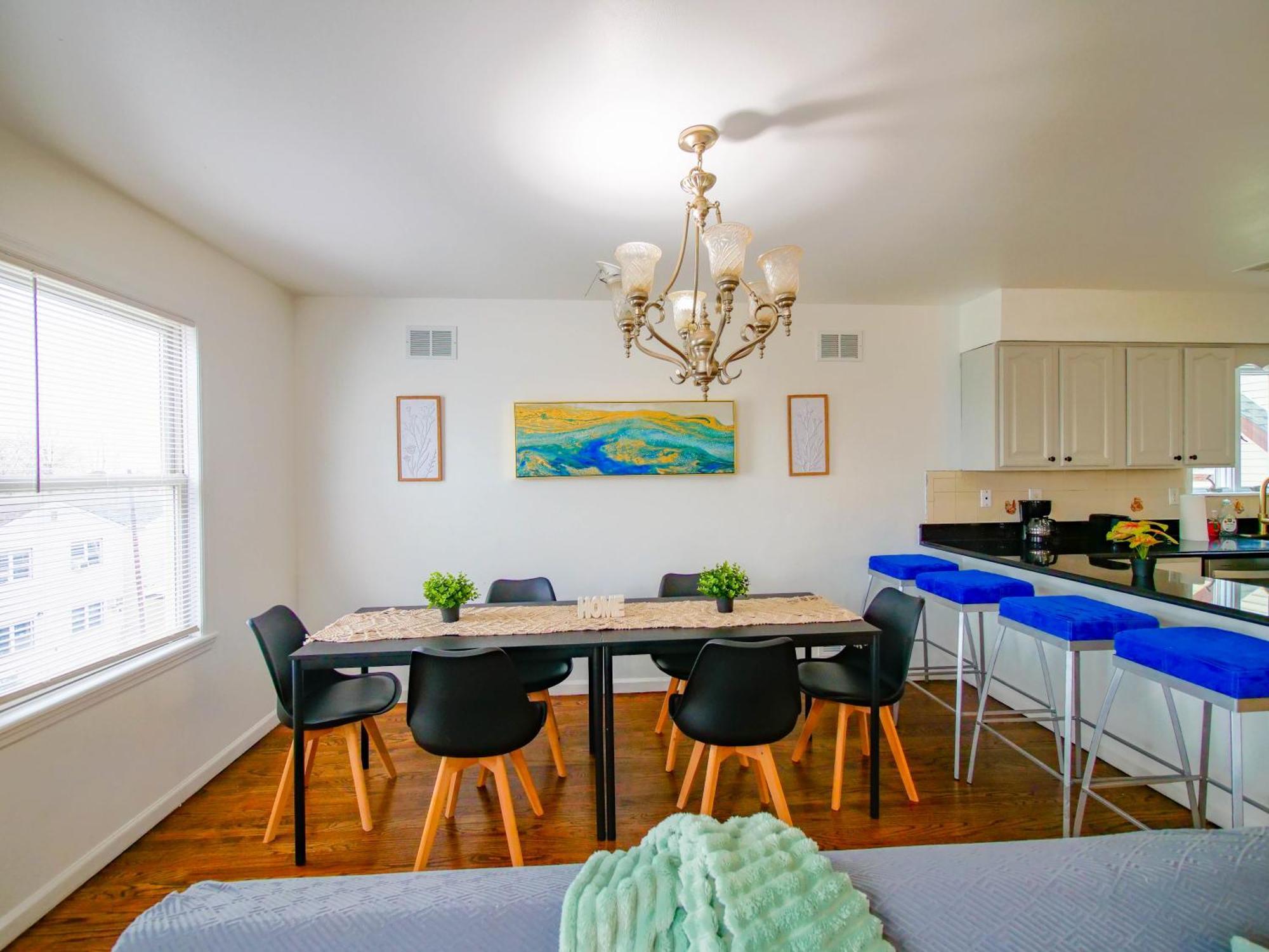 Cozy 3 - Bed Apartment, Minutes From Nyc!