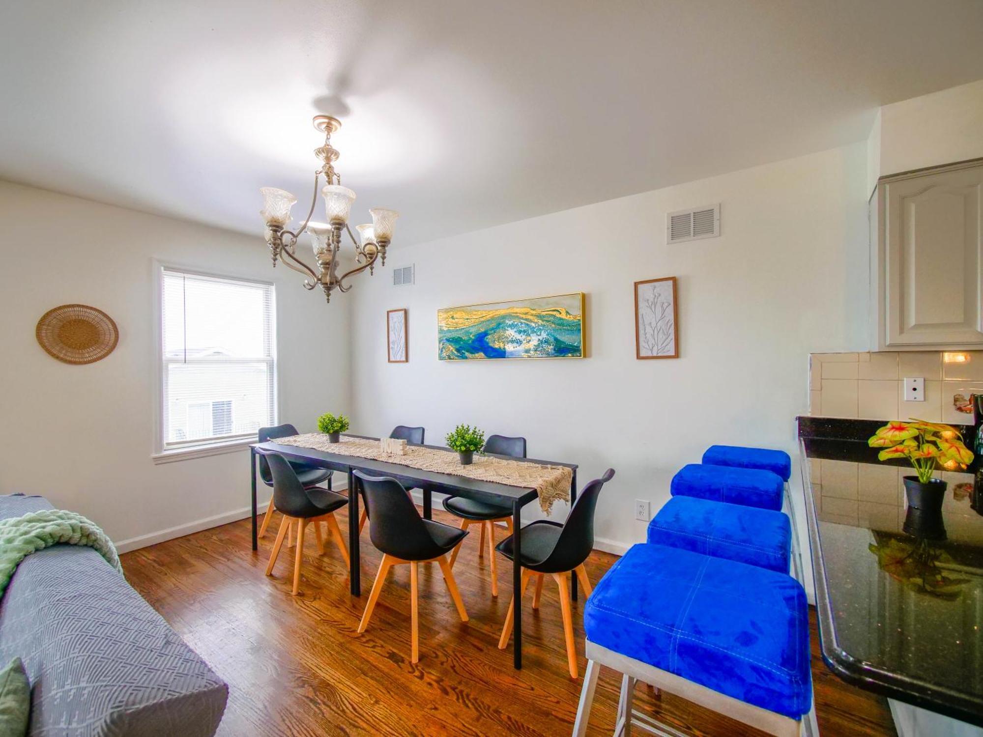 Cozy 3 - Bed Apartment, Minutes From Nyc!