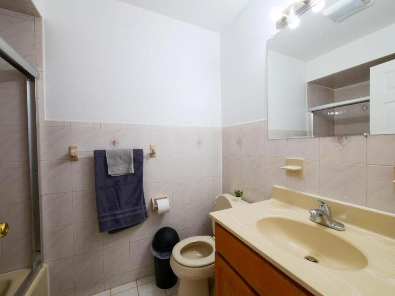 Cozy 3 - Bed Apartment, Minutes From Nyc! *