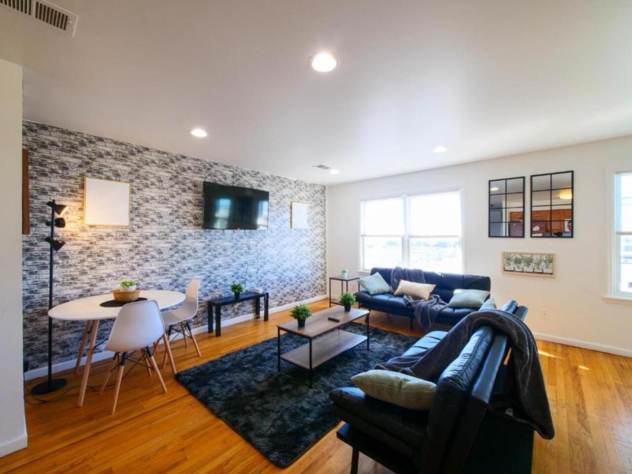 Cozy 3 - Bed Apartment, Minutes From Nyc!